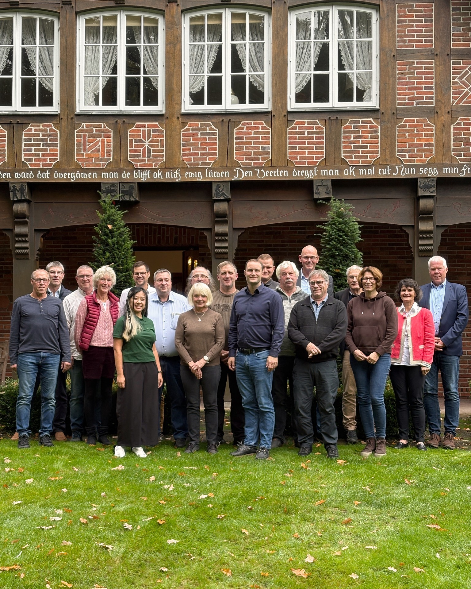 Gestern wurde bei uns gefeiert – und das aus gutem Grund! Unsere langjährigen Teammitglieder wurden für ihre Berufstreue und für Betriebstreue geehrt, von zehn bis hin zu beeindruckenden fünfzig Jahren! Gemeinsam mit der Landwirtschaftskammer fand eine schöne Kaffee- und Kuchenrunde statt. Wir sind mega stolz auf so viel Herzblut, Erfahrung und Zusammenhalt in unserer grünen Familie. 🌿