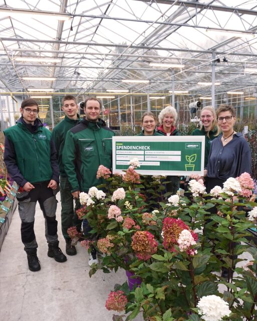 Spenden statt Schenken – Hilfe, die wirklich ankommt!💚
In diesem Jahr haben wir uns dazu entschieden, auf Weihnachtsgeschenke für unsere Kunden zu verzichten und stattdessen Gutes zu tun.
Wir freuen uns, den Verein Straßenengel e.V. mit einer Spende von 1.000 € unterstützen zu können.
Der Verein setzt sich mit großem Engagement für obdachlose Menschen und Menschen in schwierigen Lebenslagen ein – eine wichtige und wertvolle Arbeit, die wir sehr gerne fördern. 💚