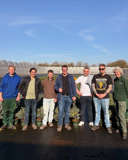 🎓Besuch aus Essen!
Heute hatten wir die Meisterschule der Gärtner aus Essen bei uns zu Gast – und wir haben uns riesig gefreut! 😊
Gemeinsam sind wir durch verschiedene Betriebsbereiche gegangen und haben einen Blick hinter die Kulissen unserer Baumschule gegeben:
👉 Einblicke in Produktion
👉 moderne Technik
👉 effiziente Logistik
👉 und natürlich unsere täglichen Abläufe auf den Flächen
Unsere Flächenleiter und Mitarbeitenden haben einiges erzählt, wie wir arbeiten und worauf wir Wert legen.
Vielen Dank für den spannenden Austausch und euren Besuch – immer wieder gern!
