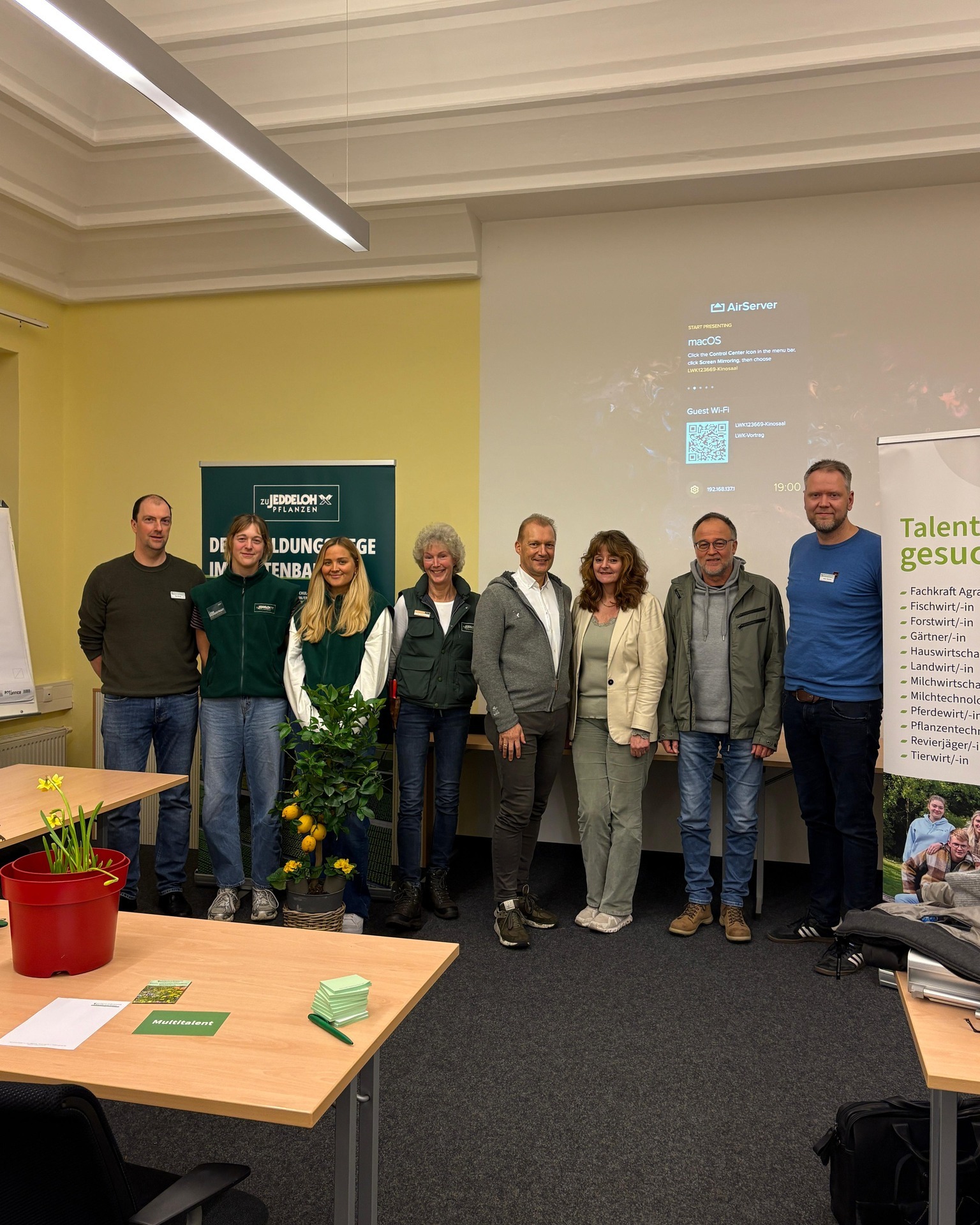 Gemeinsam mit der Landwirtschaftskammer haben wir gestern einen Vortrag über die „Grünen Berufe“ gehalten und vielen interessierten Schüler*innen gezeigt, wie vielfältig, modern und zukunftsrelevant die Arbeit in den grünen Branchen ist. 🌿🚜
Eine tolle Gelegenheit, Einblicke in unseren Berufsalltag zu geben und jungen Menschen die Chancen und Perspektiven dieses wichtigen Berufsfeldes näherzubringen.
Vielen Dank an den Rotary Club Oldenburg für die Organisation dieser Veranstaltung!
Der Vortrag fand im Kinosaal der LWK Oldenburg statt – eine großartige Location für einen inspirierenden Abend.