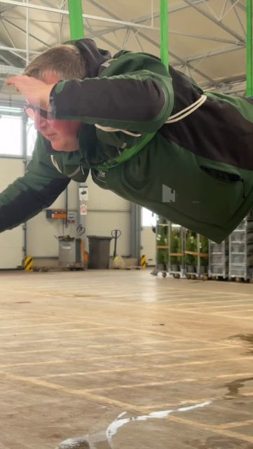 Agent Jan im Einsatz. 🕶️🐰
Operation: Osterhase
Ziel: Unsere Kunden heimlich mit kleinen Überraschungen versorgen.
Mit höchster Präzision, maximaler Tarnung und einem klaren Auftrag: Osterfreude ausliefern.
Status: Mission fast unmöglich… aber erfolgreich.
In diesem Sinne wünschen wir euch frohe Ostern und viel Freude beim Entdecken! 😊🐰