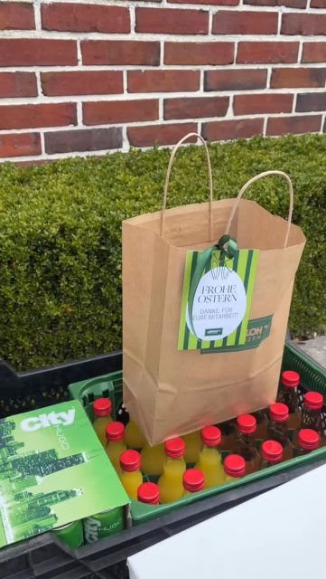 Oster-Vibes bei zu Jeddeloh! 🐣🌷
Heute haben wir die Arbeit kurz ruhen lassen und gemeinsam geschlemmt. Ein riesiges Dankeschön geht raus an die Bäckerei @behrens_meyer aus Edewecht für die unglaubliche Lieferung von 800 frisch geschmierten Brötchenhälften! 🥖🙏
Dazu gab es kühle Drinks und eine besondere Überraschung: Den Osterhelden-Osterhasen vom @rt14oldenburg 🐰🍫
Ein kleines Dankeschön an unser gesamtes Team für euren Einsatz! Wir wünschen euch allen frohe Ostertage! 🌸