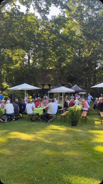 Sommerfest-Vibes pur! ☀️
Gestern haben wir im Schaugarten den Sommer gefeiert. Bei bestem Wetter, super Stimmung und einem absolut lockeren Abend mit unseren Mitarbeitern! 🙌
Unsere Highlights:
👉 Kulinarische Highlights von Fred Bredehorn🥩
👉 Abkühlung vom Eisfahrrad Claudio aus Westerstede 🍦
👉 Bier-Selberzapfen an der genialen kleinen Getränke-Ape vom Goldenen Anker in Jeddeloh II
Danke an das ganze Team für diesen tollen Abend! ✨