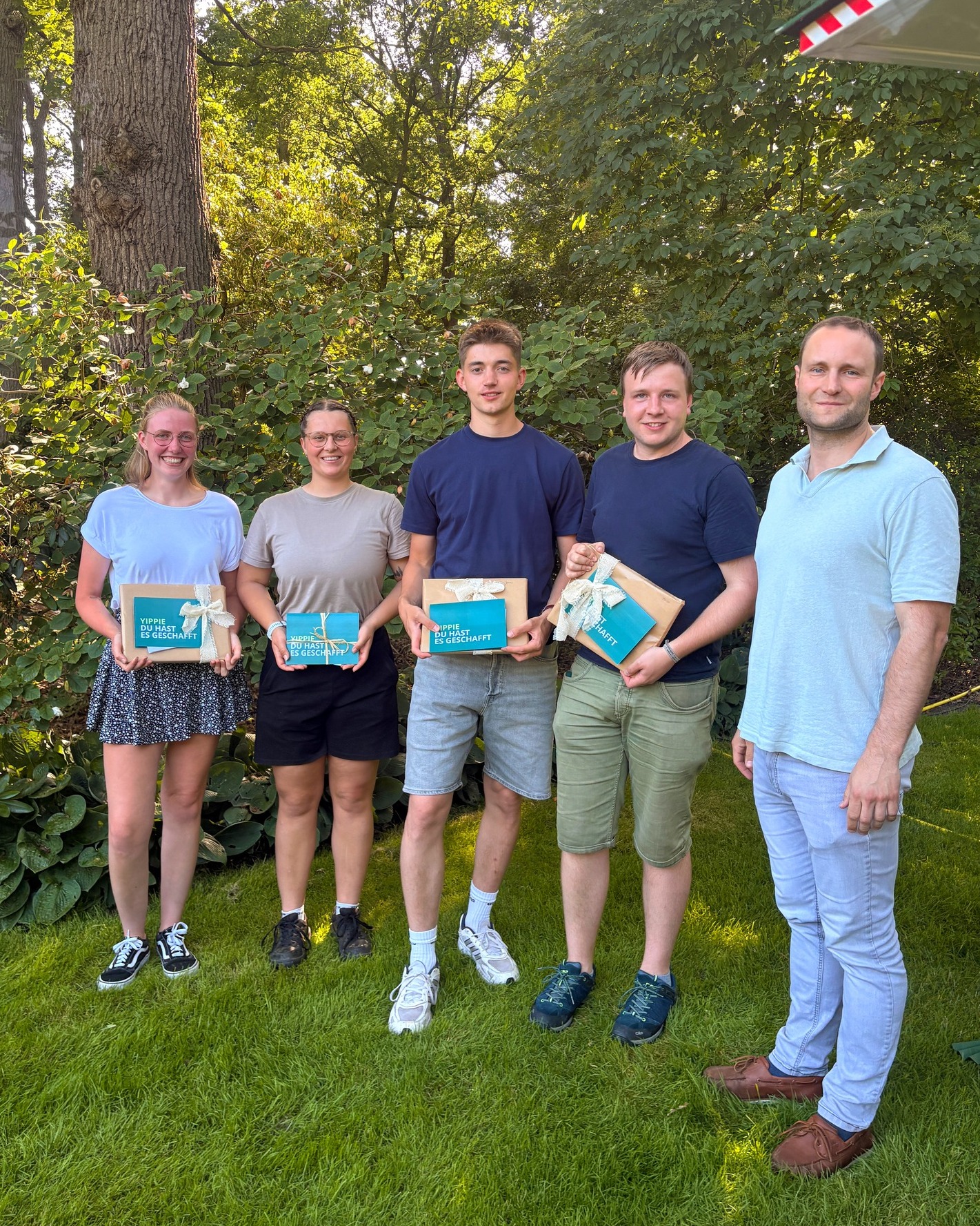 Wahnsinn! Wir sind unfassbar stolz! 🎉
Bei uns gibt es richtig was zu feiern:
🧑🎓Unsere 3 Azubis haben ihre Prüfung bestanden und sind ab jetzt offizielle Gesellen. Danke für euren Einsatz! Jannis hat noch einen drauf gesetzt: Bestand schulisch mit einer 1,0 ! WOW!
Vom Gesellen zum Meister: Marko hat seine Meisterprüfung gerockt! Wir freuen uns riesig, dass du uns im Betrieb erhalten bleibst.
Glückwunsch an euch alle ! 🌿🎉