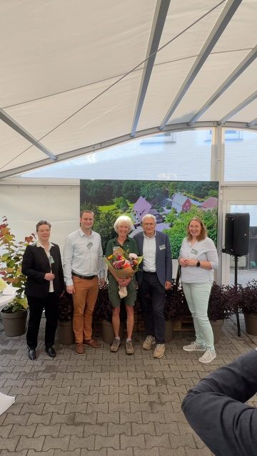 Heute gab’s bei uns einen ganz besonderen Grund zur Freude! 🌱🏆
Cornelia Frerichs vom Niedersächsischen Kultusministerium war bei uns zu Gast, um zu Jeddeloh Pflanzen die „Niedersächsische Auszeichnung für besonders verlässliche Ausbildung 2026“ zu verleihen. Eine tolle Anerkennung, über die wir uns sehr freuen!
Nach der Begrüßung durch Jan zu Jeddeloh folgten die feierliche Ehrung und persönliche Worte von Frau Frerichs sowie der Landwirtschaftskammer Niedersachsen. Dabei wurde einmal mehr deutlich, wie wichtig eine gute, praxisnahe Ausbildung und engagierte Nachwuchsförderung für unsere Branche sind. 💚
Anschließend ging es in die Praxis: In unserer Topfhalle zeigten unsere Azubis ihr Können, bevor der Rundgang durch die Gewächshäuser und unseren Schaugarten führte. 🌿
Bei kleinen Häppchen und guten Gesprächen ließen wir den Vormittag gemeinsam ausklingen.
Wir sind stolz auf diese besondere Auszeichnung – und vor allem auf alle, die Ausbildung bei uns jeden Tag mit Leben füllen! 🙌🌱