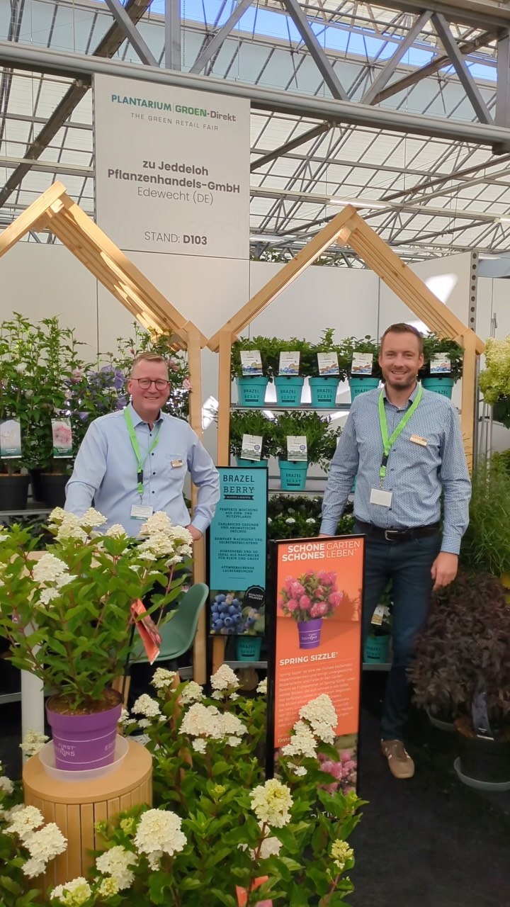 Tag 1 auf der Plantarium in Boskoop ist geschafft! 🌱 Was für ein fantastischer Auftakt – wir hatten großartige Gespräche und haben unsere schönsten Pflanzen im besten Licht präsentiert. Wer es heute noch nicht geschafft hat: Keine Sorge, morgen geht es direkt weiter! Kommt vorbei, sichert euch frische Inspirationen und besucht uns an unserem Stand. Wir freuen uns auf euch! ☺️ Stand D108